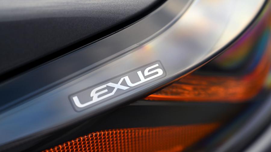 Логотип Lexus ES300h 2019 года  (UK) (фото 2 из 30)